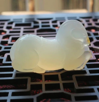 Natural Agate Chalcedony Sugar-Heart Tang Horse Pendant, Hetian Jade Horse Ornament, Hand-Carved Agate Raw Stone Accessory