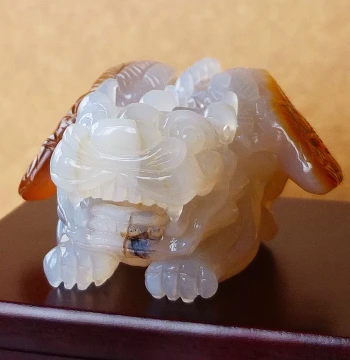 Peifu New Product Natural Agate Chalcedony Cleverly Carved Pixiu Ornament Raw Ore Jade Wealth Attracting Pixiu Handle Piece Collection Free Shipping