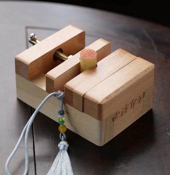 [Xiling Seal Art Society] Beech Wood Seal Bed Carving Bed Solid Wood Clamp Stone Seal Engraving Fixator Beginner Engraving Study Supplies Four Treasures of the Study Carving Table