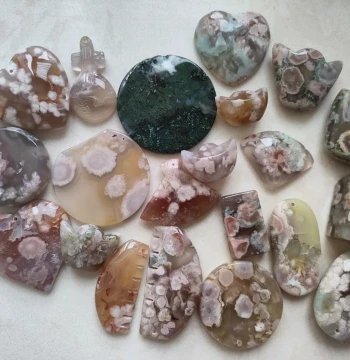Cherry Agate Small Heart, Small Strip, Small Comb, Small Moon, Small Round Cake, Ingot Ice-Transparent Formed Flower Ornament