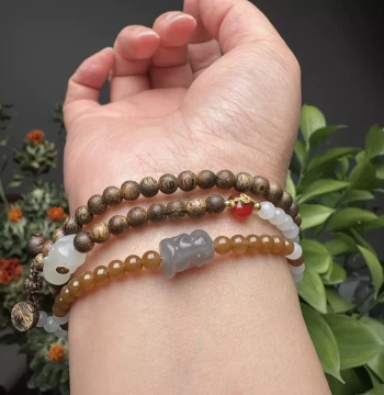 Agarwood Craft Hetian White Qiemo Sugar Jade Seed Material, 18K Gold Inlaid Three-No-Monkey Red Agate Multi-Gem Beaded Bracelet