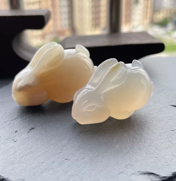 Exquisitely Carved Natural Agate Chalcedony Rabbit Zodiac Ornament - Unisex Handheld Piece or Pendant for Personal Wear