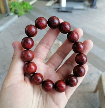 Indian Small-Leaf Red Sandalwood Water Ripple Chicken Blood Red with Gold Stars High Oil High Density Size 1.5 for Play and Relaxation Heart Explosion