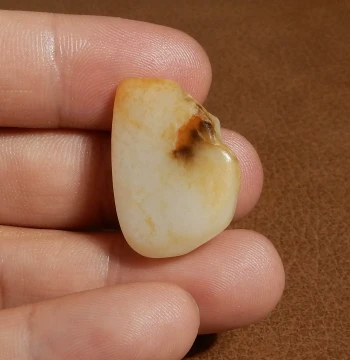 Yuxi Jewelry Xinjiang Oily Hetian Jade with Gold-Flecked Skin, White Jade Seed Material, Authentic Skin and Color, Raw Stone Play Material Pendant Q