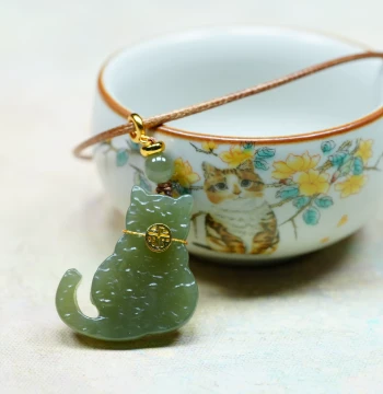 Meow Star: Xinjiang Ruoqiang Yellow-Green Hetian Jade Avocado Green-Yellow Biscuit-Shaped Cat Pendant