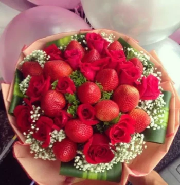 Beijing Guozhiyuan Birthday Fruit Tower with Fresh Flowers, Rose and Strawberry Bouquet, Bridal Hand Bouquet for Wedding Banquets and Valentine's Day