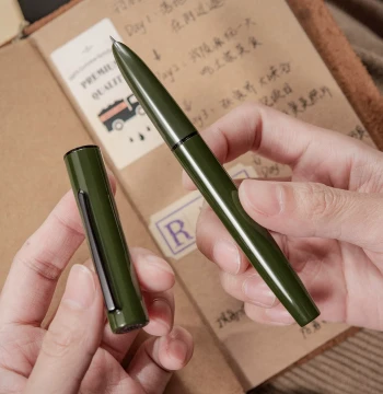 Hongdian Premium Fountain Pen for Men & Women – Enclosed Nib Design for Calligraphy Practice, Bent Nib Artistic Writing, Fine Dark Nib for Office & Finance, Includes Ink Cartridges, Elegant C1 Explorer Gift Edition