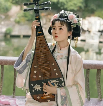 Tang-Style Pipa Photography Prop: Plucked String Instrument for Hotel Decor, Chinese Home Ornament, Entryway Hanging Piece, Vintage Hand-Painted Zither