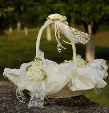 Bridal Wedding Flower Basket with Lace Trim, Large Flower Girl and Bridesmaid Handheld Petal Tossing Basket for Photoshoots, Dance Props