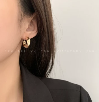 Retro Gold Hong Kong Style Hoop Earrings Women 2026 New Arrival Best-Seller Light Luxury High-End Metal Ear Cuffs Earrings