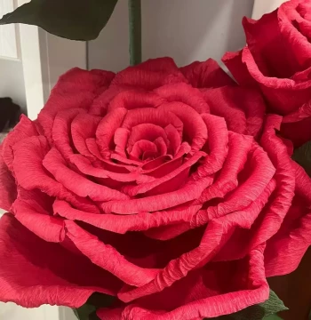 Giant 3D Rose Wedding Prop – Instagram-Worthy Window Display, Red National Day Giant Flower, Handcrafted for Weddings and Homestays