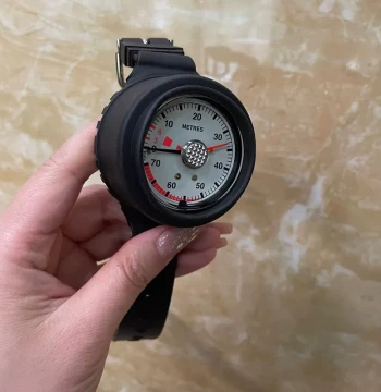 Italian Imported Diving Depth Gauge - Wrist-Mounted Depth Meter with CE Certification and Luminous Dial