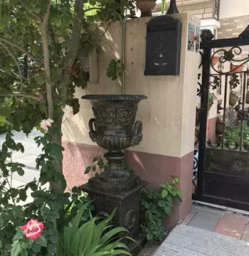 Custom Cast Iron Flower Pots for Villas, Gardens, and Real Estate Landscaping – Diameter 80 cm, Height 195 cm
