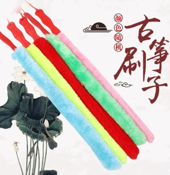 Guzheng Cleaning Brush – Lint-Free Dusting Brush with Plastic Handle for Instrument Panel Care and Cleaning