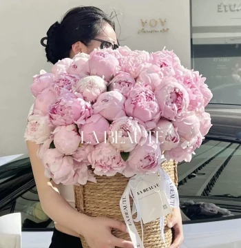 Qixi Straw Woven Flower Basket with Rose Bouquet, Round Hug Bucket, Pastoral Style Fresh Flower Packaging Box, DIY Floral Arrangement Pot