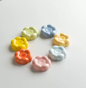 Creative Small Flower Ceramic Base, Cute Craft Accessory for Pony Figures, Porcelain Display Stand