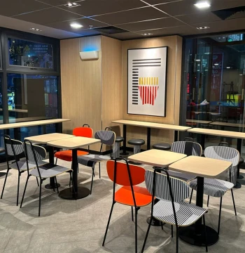 Custom Commercial Table and Chair Set for Burger Shops, Snack Bars, Milk Tea Stores, and Noodle Shops; McDonald's Style Curved Backrest Chair and Square Table