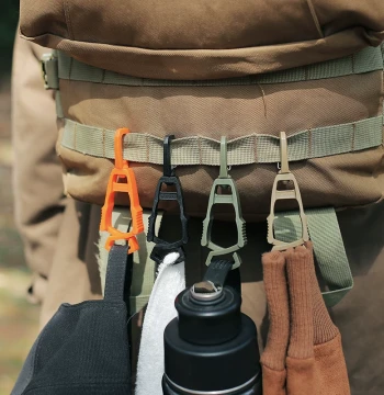 New Glove Clip Holder, Lightweight Plastic Outdoor Quick-Attach Anti-Loss Clip for Keys and Belts