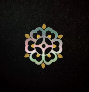Mother-of-Pearl Inlay Round Brooch (Brass), Pipa Pattern, Musical Note Design, Luminous Shell, Green Shell, Lacquerware