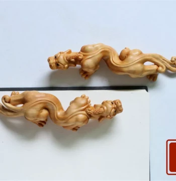 Thuja Wood Carved Chi Dragon Ornament: Creative Solid Wood Craft for Office Desk Decoration