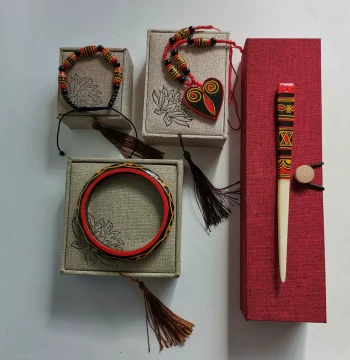 Sichuan Liangshan Yi Lacquerware Handmade Bracelet, Hairpin, and Bangle Gift Box - Ethnic Souvenir for Friends