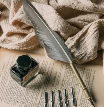Artistic Goose Feather Quill Pen - Unique Gift for Friends, Birthdays, and Graduations (British Style)