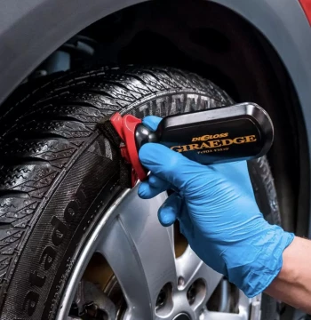 Japanese Car Tire Shine Wax Glaze Protector, Polishing Coating for Anti-Aging, Cleaning, and Dirt Removal during Car Wash
