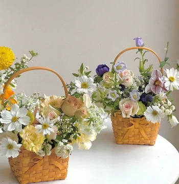 Creative Bowknot Picnic Flower Basket - Mini Handheld Woven Bamboo and Wood Slice Basket for Fresh Flowers, Fruits, and Flower Girls
