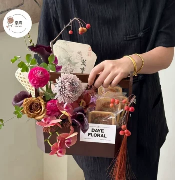 Mid-Autumn Festival Chinese Retro Octagonal Handheld Flower Basket Box for Fresh Flowers, Mooncakes, Fruit, and Floral Arrangements