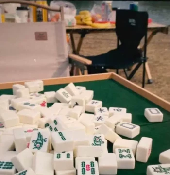 Outdoor Folding Mahjong Table, Portable Home Travel Set, Solid Wood Camping and Tourism Mini Mahjong Tiles