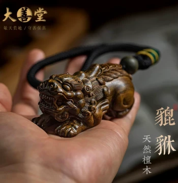 Green Sandalwood Pixiu Hand-Held Carving, Men's Portable Fortune Attracting Stress-Relief Gift