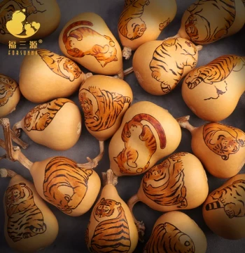 Natural Gourd Hand-Held Ornament, Textured 'Fat Dun' Twisting Piece, Unique Art Carving with Needle-Painted Zodiac Tiger Design