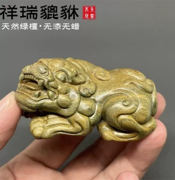 Natural Green Sandalwood Carved Pixiu Ornament, Wealth-Attracting Solid Wood Handpiece, Wooden Craft for Tea Pet Play