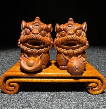 Taihang Yabai Aged Wood Lion Handpiece Carving – National Trend Style Wealth-Attracting Desktop Ornament