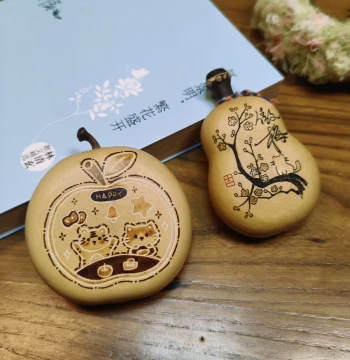 Yupao Fang Natural Small Gourd – Hand-Carved and Pyrographed, Unique Collectible Ornament, Cute Handheld Art Piece, Lucky Gift