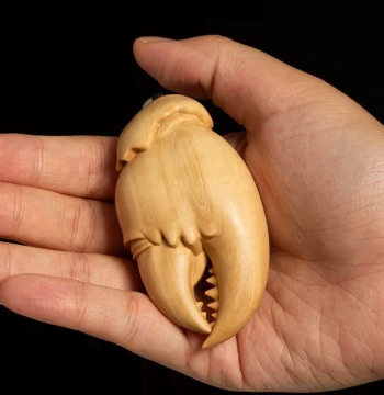 Boxwood Carved Crab Claw Pendant, Handheld Ornament for Men, Portable Craft with 'Money in Hand' Symbolism