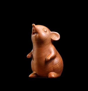 Natural Thuja Wood Carved Auspicious Rat Zodiac Ornament – Creative Desktop Craft and Collectible Handheld Token