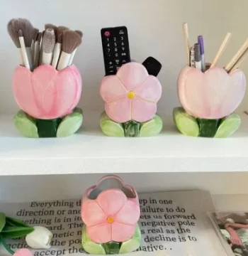 Tulip Flower Makeup Brush Holder, Office Pen Cup, Creative Desktop Organizer for Girls' Bedroom Decor
