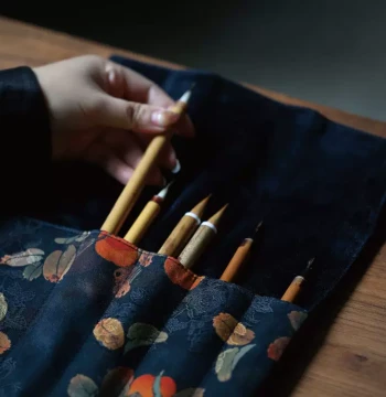 Gambiered Canton Silk Handmade Brush Roll and Pouch, Chinese Style Vintage Pen Case for Fountain and Calligraphy Brushes, Large Capacity Multi-Function Stationery Bag