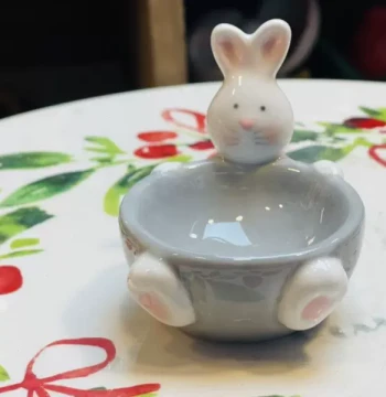 Ceramic Rabbit Egg Holder – Creative Irregular Egg Stand for Breakfast or as a Decorative Gift