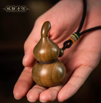 Natural Sandalwood Gourd Hand Piece - Purple Sandalwood Carved Portable Art Ornament, Green Sandalwood Solid Wood Collectible Accessory