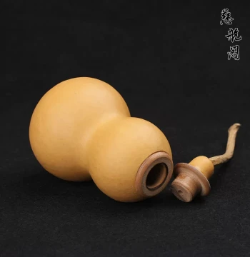 Natural Open-Top Gourd Ornament, Hollowed-Out Seedless Decor for Home, Living Room, or Bedside, Traditional Collectible for Handling and Display