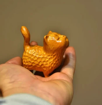 Wood Carving "Tsundere Cat" Figurine, Cute Animal, Same Style as Popular Series, Mini Cultural Play Handheld Piece, Birthday Gift