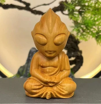 Thuja Wood Carved Ultraman Creative Handheld Ornament, Green Sandalwood Solid Wood Tiga Buddha Figurine Toy Birthday Gift