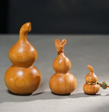 Carved Thuja Gourd Hand Piece - Cultural Ornament, Car Charm, Bag Accessory, Fortune Decor, and Craft Display
