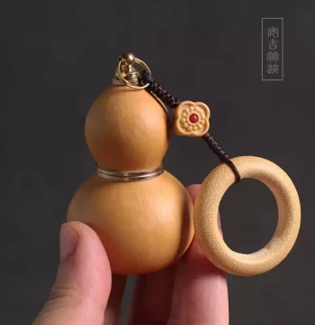 Original Kerosene Lighter with Portable Hand-Twisted Gourd Pendant, Collectible Charm, Keychain, Car Hanging Ornament, Retro Decor