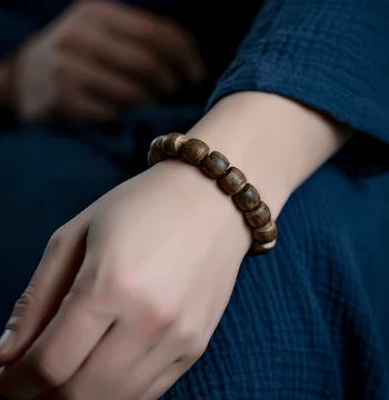 Hainan Yingge Green Qinan Agarwood Bracelet, Old-Style Barrel Beads, Natural Qinan Drum Beads Wooden Chain for Men and Women, Collectible