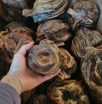Songming Wood Root Carving Ornament, Amber Wood, Natural Raw Wood, Weathered Wood, Deadwood, Earth Agarwood, Collectible Handheld Piece, Aged Material