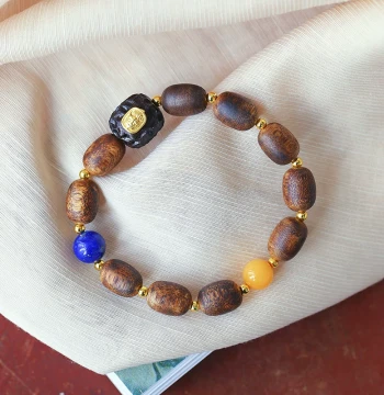Natural Qinan Agarwood Old-Style Bead Bracelet, Irregular Freeform Hand Chain, Unisex Bead Jewelry with Lapis Lazuli and Sandalwood Accents