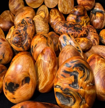 Northeast Agarwood Pine Amber Wood Collectible Handheld Ornament, Natural Raw State